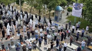 با نزدیک شدن به عید قربان ۱۴۴۶ هجری قمری، ایرانیان در فضایی از شادی و سرور، خود را برای برگزاری نماز عید قربان در ایران آماده می‌کنند. این نماز یکی از برجسته‌ترین جنبه‌های جشن عید است، زیرا مسلمانان در مساجد و میادین عمومی برای نماز خواندن، به پیروی از سنت پیامبر اکرم (صلی الله علیه و آله و سلم) جمع می‌شوند.