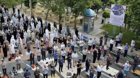 با نزدیک شدن به عید قربان ۱۴۴۶ هجری قمری، ایرانیان در فضایی از شادی و سرور، خود را برای برگزاری نماز عید قربان در ایران آماده می‌کنند. این نماز یکی از برجسته‌ترین جنبه‌های جشن عید است، زیرا مسلمانان در مساجد و میادین عمومی برای نماز خواندن، به پیروی از سنت پیامبر اکرم (صلی الله علیه و آله و سلم) جمع می‌شوند.