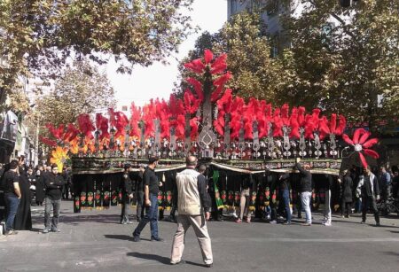 آیا واقعاً می‌دانید در ایران چگونه رفتار کنید؟ 10 آداب و عادات ایرانی که باید بدانید!