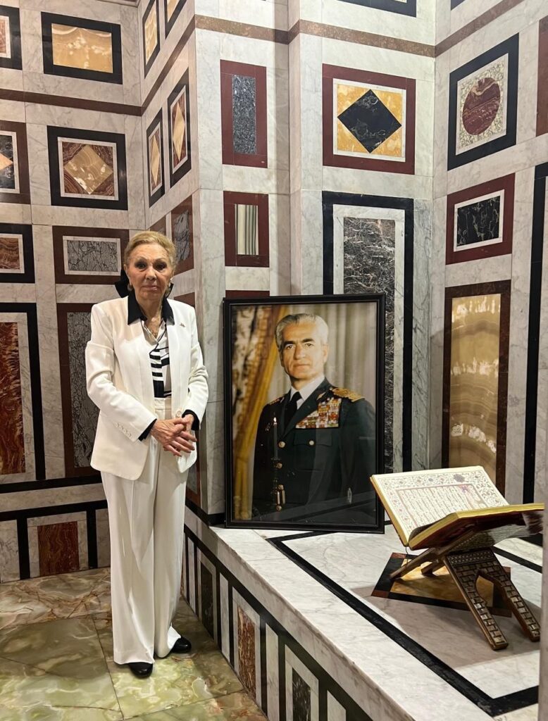 بازدید شهبانو فرح پهلوی