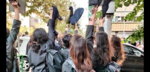 بازداشت دو دختر در ایران پس از درگیری با «آمر به معروف» موجی از خشم را در شبکه‌های اجتماعی برانگیخت؛ جایی که فعالان آن را نشانه‌ای تازه از سرکوب آزادی‌ها دانستند.