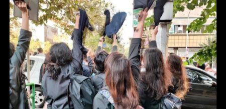 بازداشت دو دختر در ایران پس از درگیری با «آمر به معروف» موجی از خشم را در شبکه‌های اجتماعی برانگیخت؛ جایی که فعالان آن را نشانه‌ای تازه از سرکوب آزادی‌ها دانستند.