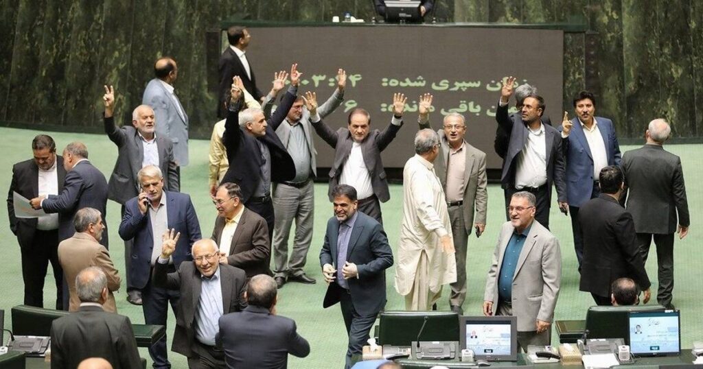 خروج ایران از معاهده منع گسترش سلاح‌های هسته‌ای زیر سقف پارلمان