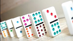 “يك، دو، شش”آیا تا به حال به معنای کلمات فارسی در دومینو فکر کردهای؟ “يك، دو، شش”آیا تا به حال به معنای کلمات فارسی در دومینو فکر کردهای؟