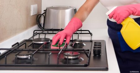 خداحافظی با چربی‌های سرسخت… رازهای تمیز کردن آشپزخانه در چند دقیقه!