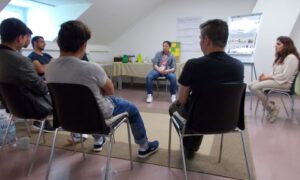 جلسات مرموزی که به مهاجران ایرانی امید دوباره میبخشند… راز آنها چیست؟ جلسات مرموزی که به مهاجران ایرانی امید دوباره میبخشند… راز آنها چیست؟