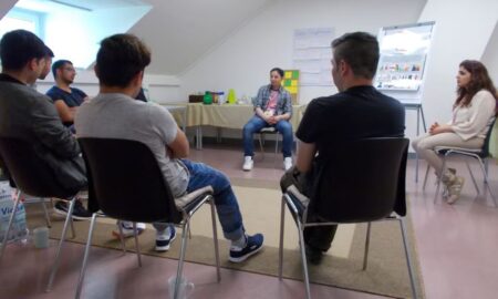 جلسات مرموزی که به مهاجران ایرانی امید دوباره می‌بخشند… راز آن‌ها چیست؟