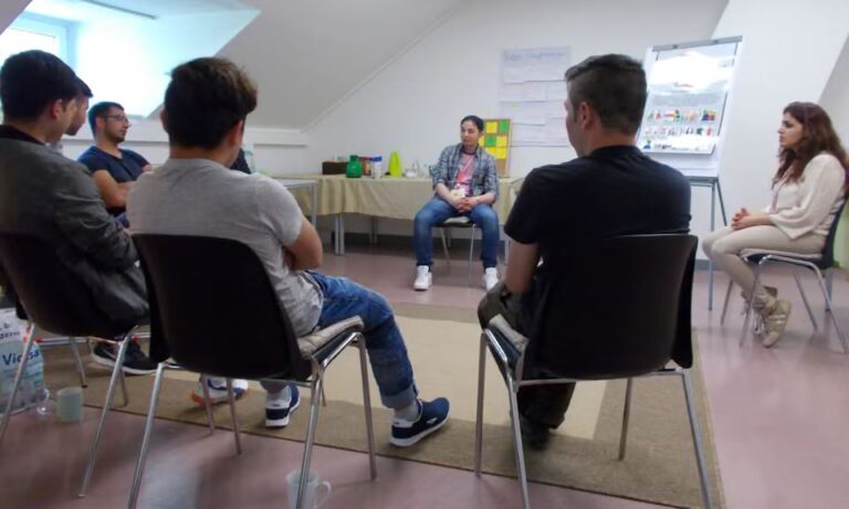 جلسات مرموزی که به مهاجران ایرانی امید دوباره می‌بخشند… راز آن‌ها چیست؟