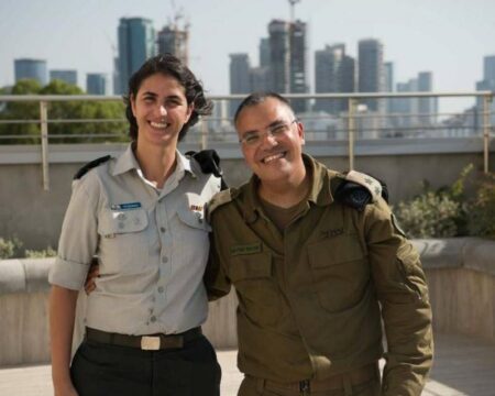 از رادیو نتانیا تا رهبری رسانه نظامی: داستان کاپیتان ایلا از رادیو نتانیا تا رهبری رسانه نظامی: داستان کاپیتان ایلا