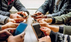 چگونه ایرانی‌ها فقط با تلفن همراه هزاران دلار درآمد دارند؟