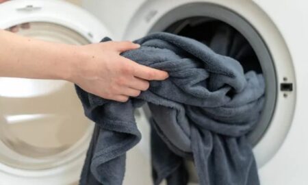 سریعترین راه برای تمیز کردن پتوها قبل از زمستان سریعترین راه برای تمیز کردن پتوها قبل از زمستان