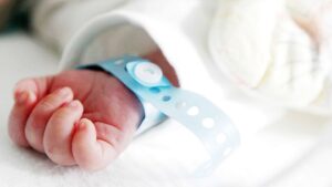 پشت پرده: موی این دخترک از کجا آمده است؟ پشت پرده: موی این دخترک از کجا آمده است؟