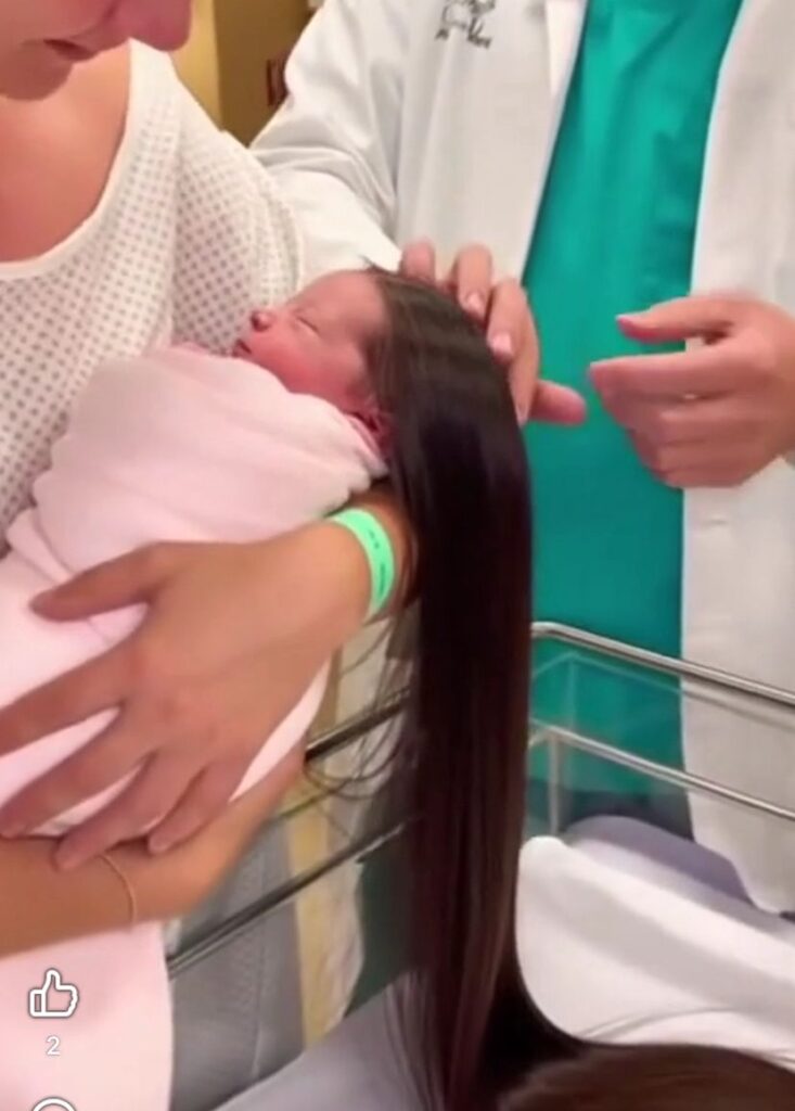 پشت پرده: موی این دخترک از کجا آمده است؟