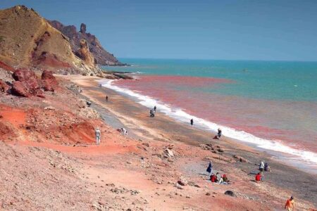 باران سرخ ایران؟ ماجرای اتفاق عجیب در ساحل هرمز باران سرخ ایران؟ ماجرای اتفاق عجیب در ساحل هرمز