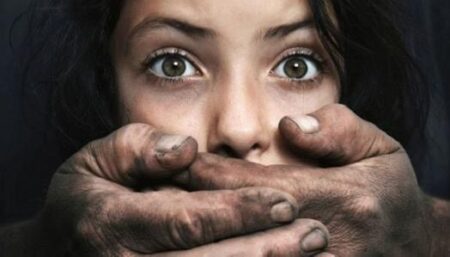خشونت علیه کودکان؛ وقتی چشم یک دختر خاموش شد