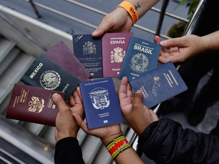 این گذرنامه شما را تقریباً به همه دنیا می‌برد