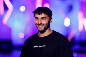 آیفون رایگان؟ Younes Zarou خیابان را به هم ریخت