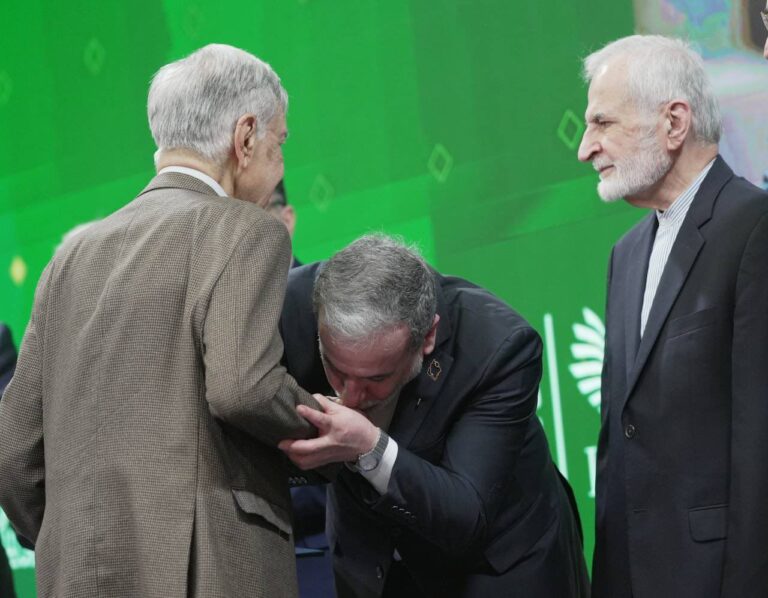 وزیر خارجه ایران و حرکتی غیرمعمول در یک دیدار رسمی