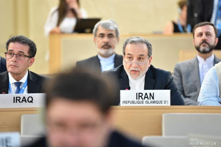 ایران بین مذاکرات ژنو و سایه جنگ چه می‌گذرد؟