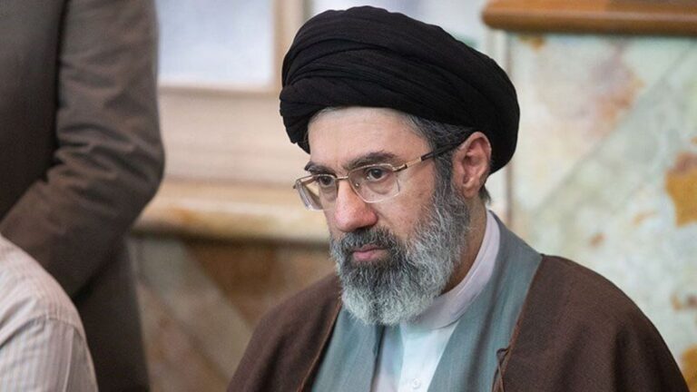 وضعیت مجتبی خامنه‌ای پس از مرگ پدرش چه شد؟