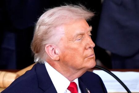 راز لکه‌های خون؛ وضعیت سلامتی ترامپ در خطر است؟