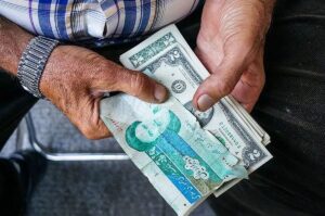 سقوط ارزش تومان در ایران تا کجا ادامه دارد