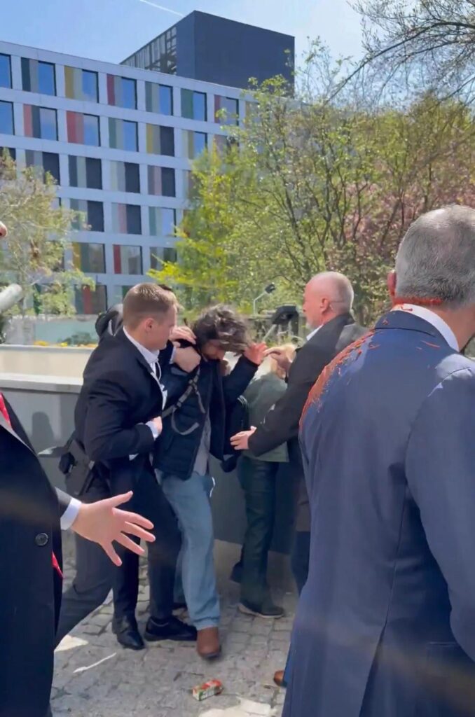 شاهزاده رضا پهلوی هدف پاشیده شدن رنگ چه شد؟