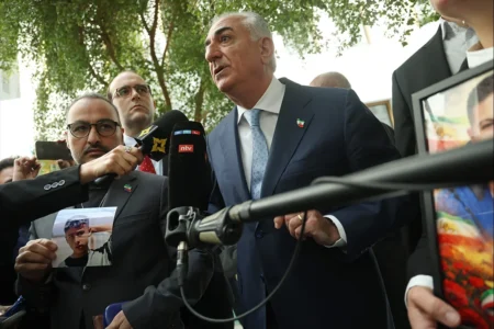 شاهزاده رضا پهلوی هدف پاشیده شدن رنگ چه شد؟