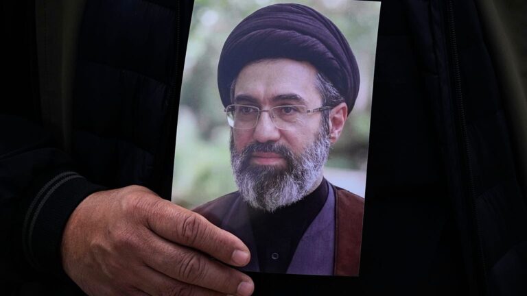 آیا وضعیت سلامتی مجتبی خامنه‌ای بر مذاکرات تاثیر دارد؟