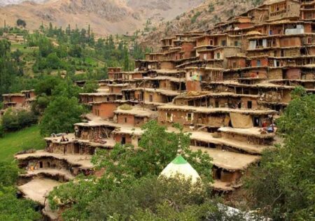 روستای ۲۵۵۶ پله؛ زندگی بر فراز پرتگاه